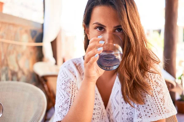 Joven Hermosa Mujer Sentada Restaurante Disfrutando Vacaciones Verano Bebiendo Vaso — Foto de Stock