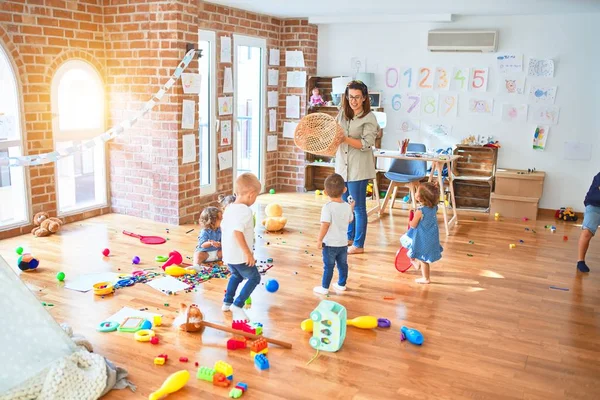 Belo Professor Grupo Crianças Brincando Torno Lotes Brinquedos Jardim Infância — Fotografia de Stock