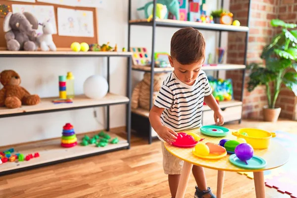 Mooie Peuter Jongen Spelen Maaltijden Met Plastic Borden Fruit Groenten — Stockfoto