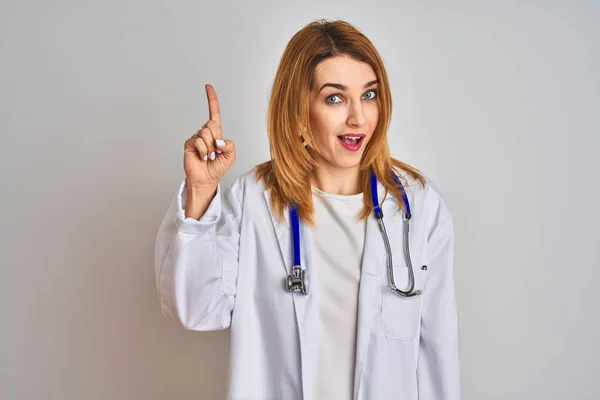Roodharige Blanke Dokter Vrouw Draagt Stethoscoop Geïsoleerde Achtergrond Wijzend Vinger — Stockfoto
