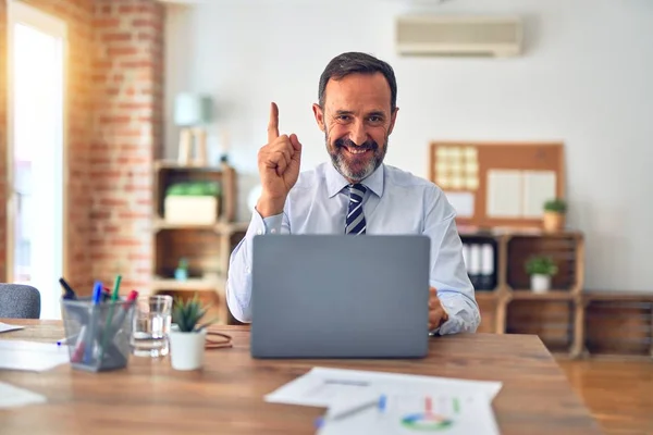 Medelålders Stilig Affärsman Klädd Slips Sitter Med Laptop Kontoret Pekar — Stockfoto