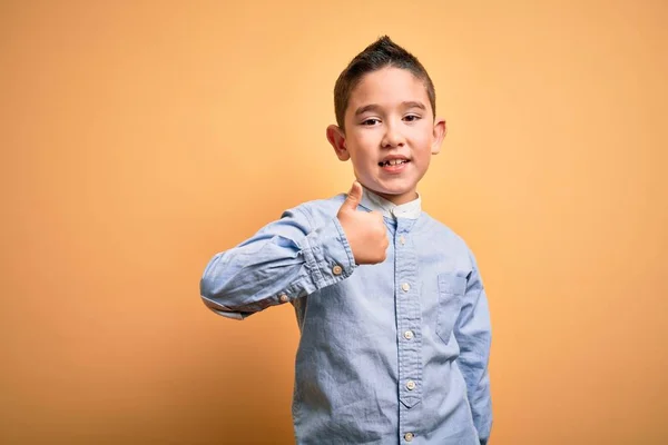 Niño Pequeño Que Lleva Una Camisa Elegante Pie Sobre Fondo — Foto de Stock