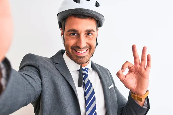 Jovem Homem Negócios Bonito Usando Capacete Bicicleta Tomando Uma Selfie — Fotografia de Stock