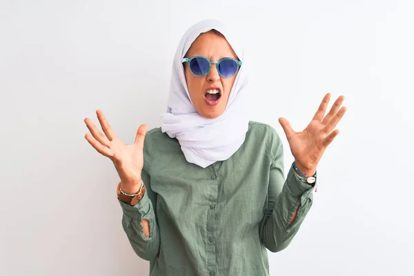 Jonge Arabische Vrouw Dragen Hijab Zomer Zonnebril Geïsoleerde Achtergrond Gek — Stockfoto