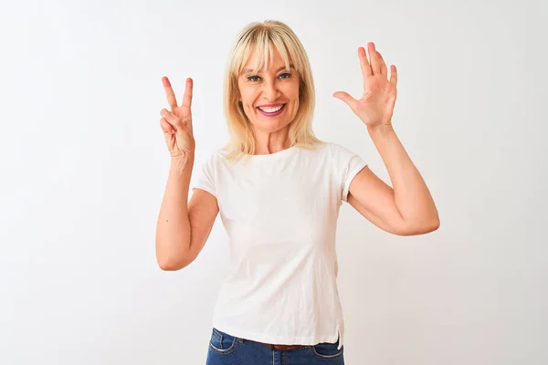 Frau Mittleren Alters Lässigem Shirt Das Vor Isoliertem Weißem Hintergrund — Stockfoto