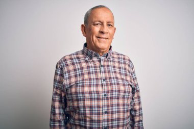 Son sınıf yakışıklısı, sıradan bir tişört giyen, mutlu ve havalı bir gülümsemesi olan, izole beyaz arka planda duran bir adam. Şanslı kişi..