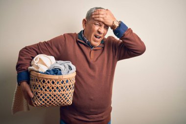 Soyutlanmış beyaz arka planda giysileri olan yaşlı, yakışıklı bir adam elinde sepet tutuyor. Elleri başının üstünde, utanç ve şaşkınlık dolu, sinirli ve hayal kırıklığına uğramış bir halde. Hata için korku ve üzüntü.