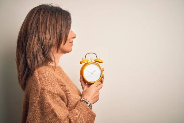 Middle Age Brunette Woman Holding Clasic Alarm Clock Isolated Background — 스톡 사진