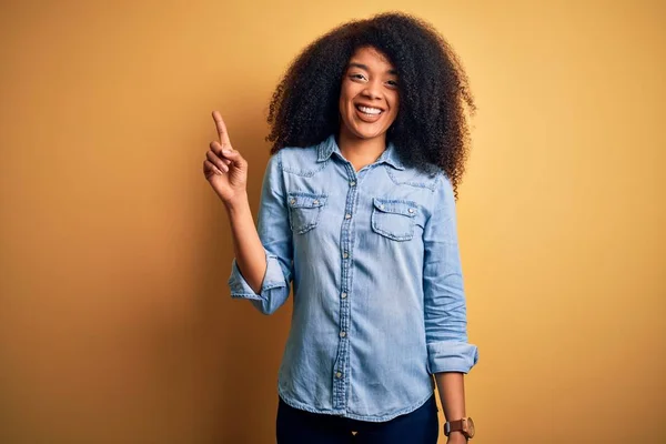 Ung Vacker Afrikansk Amerikansk Kvinna Med Afro Hår Står Över — Stockfoto