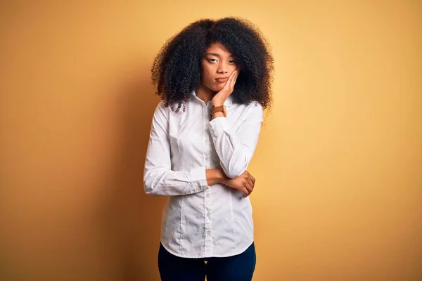 Junge Schöne Afrikanisch Amerikanische Elegante Frau Mit Afrohaaren Die Über — Stockfoto