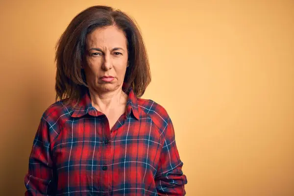 Medioevo Bella Donna Indossa Camicia Casual Piedi Sopra Isolato Sfondo — Foto Stock