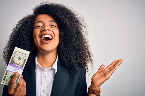 20ドルの紙幣を持っているアフロの髪を持つ若いアフリカ系アメリカ人のビジネス女性は非常に幸せで興奮し 大きな笑顔で叫んで勝利を祝う勝者の表現と手を上げ — ストック写真