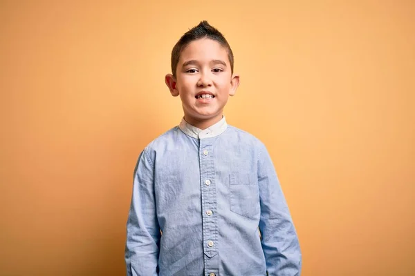 小男孩穿着雅致的衬衫 站在黄色孤立的背景上 脸上挂着快乐而凉爽的笑容 幸运的人 — 图库照片
