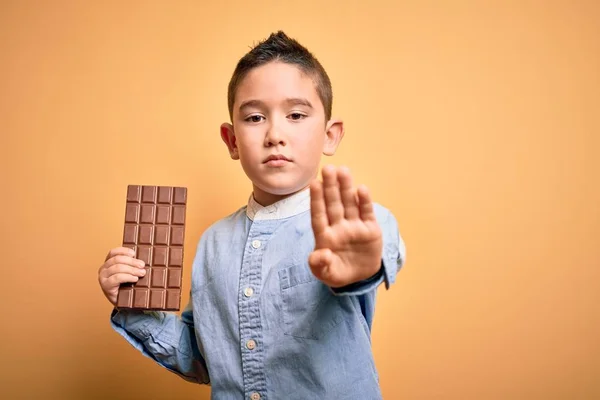 Jeune Garçon Enfant Mangeant Une Barre Chocolat Sucré Pour Dessert — Photo