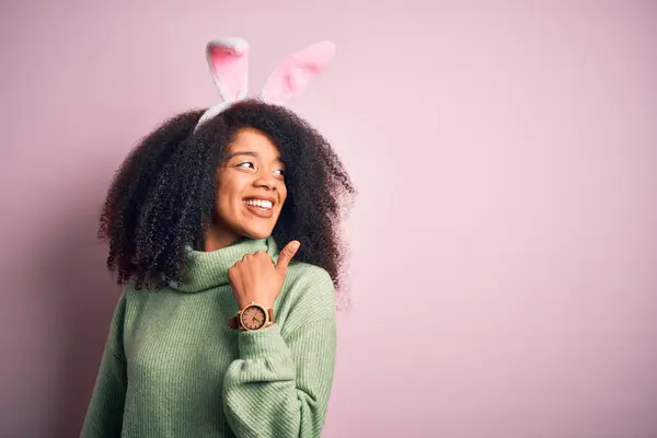 Молода Афроамериканська Жінка Волоссям Афроамериканського Кольору Одягнена Пасхальний Кролячий Костюм — стокове фото