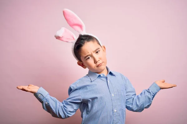 Der Kleine Junge Trägt Osterhasenohren Vor Isoliertem Rosa Hintergrund Ahnungslos — Stockfoto