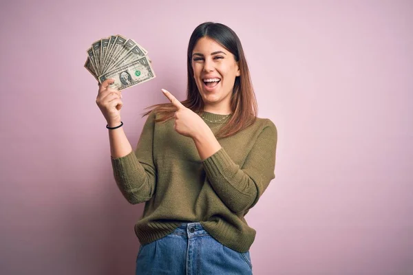 Joven Hermosa Mujer Sosteniendo Dólares Pie Sobre Fondo Rosa Aislado — Foto de Stock