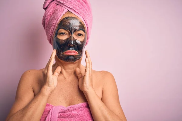 Mujer Morena Mediana Edad Con Mascarilla Negra Belleza Sobre Fondo — Foto de Stock