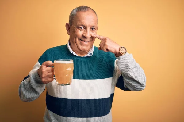 Senior Knappe Man Drinken Pot Bier Staan Geïsoleerde Gele Achtergrond — Stockfoto