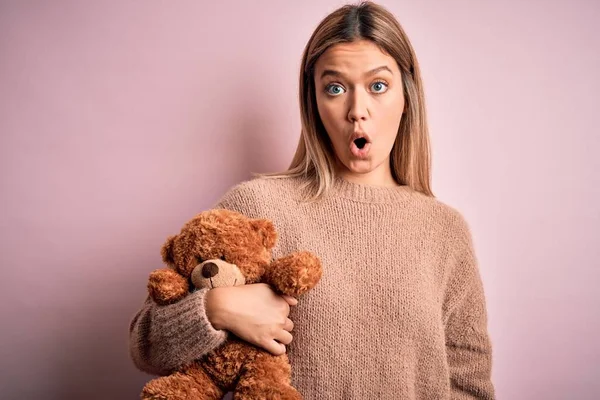 Jonge Mooie Vrouw Houden Teddybeer Staande Geïsoleerde Roze Achtergrond Bang — Stockfoto