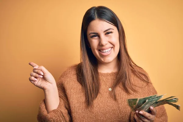 Joven Hermosa Mujer Sosteniendo Dólares Pie Sobre Fondo Naranja Aislado — Foto de Stock