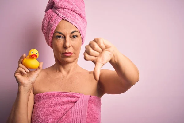 Mulher Meia Idade Usando Toalha Banho Rosa Cuidados Com Corpo — Fotografia de Stock