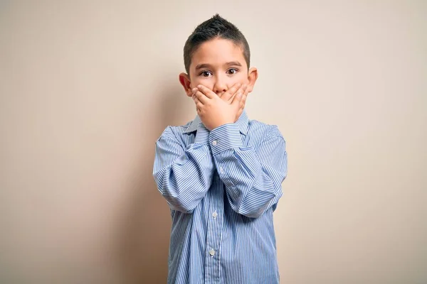 Soyutlanmış Arka Planda Duran Zarif Tişörtlü Küçük Bir Çocuk Yanlışlıkla — Stok fotoğraf