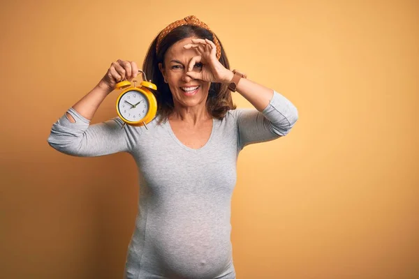 Medelålders Gravid Kvinna Förväntar Barn Vid Ålder Graviditet Hålla Väckarklocka — Stockfoto