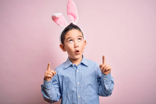 Niño Pequeño Con Orejas Conejito Pascua Sobre Fondo Rosa Aislado — Foto de Stock