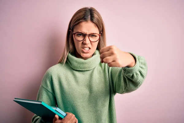 Junge Schöne Frau Mit Brille Bücher Vor Isoliertem Rosa Hintergrund — Stockfoto