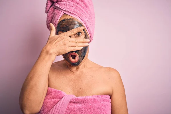 Middelbare Leeftijd Brunette Vrouw Dragen Schoonheid Zwart Gezicht Masker Geïsoleerde — Stockfoto