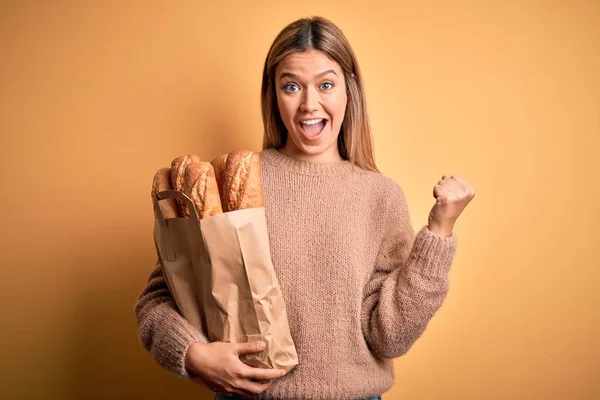 Jonge Mooie Vrouw Met Papieren Zak Met Brood Geïsoleerde Gele — Stockfoto