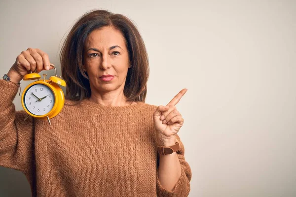 Orta Yaşlı Esmer Kadın Izole Edilmiş Arka Planda Klasik Alarmlı — Stok fotoğraf