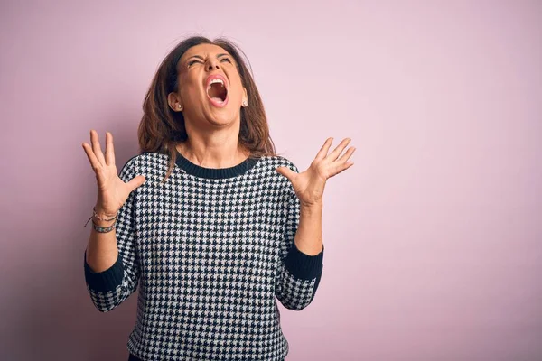 Middelbare Leeftijd Mooie Vrouw Dragen Casual Trui Staan Geïsoleerde Roze — Stockfoto