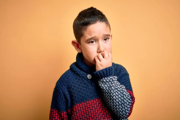 Ung Liten Pojke Unge Bär Vinter Tröja Över Gul Isolerad — Stockfoto