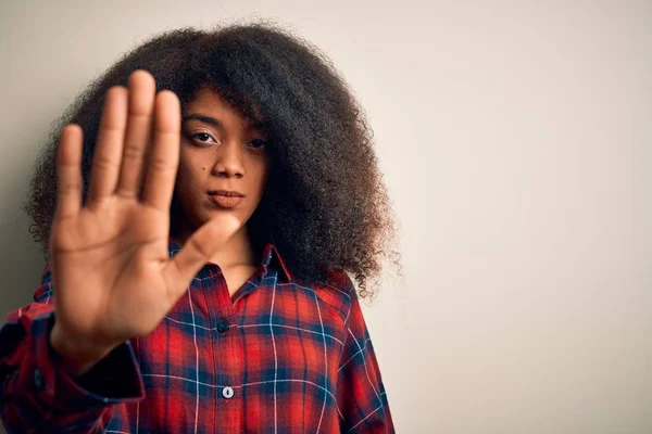 孤立した背景にカジュアルなシャツを着た若い美しいアフリカ系アメリカ人女性は 手の手のひらで歌うのをやめます 顔に負と深刻なジェスチャーで警告式 — ストック写真