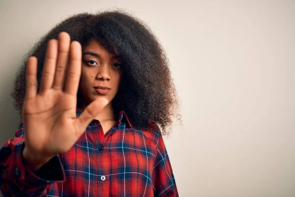 Jovem Bela Mulher Afro Americana Vestindo Camisa Casual Sobre Fundo — Fotografia de Stock