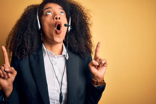 Joven Mujer Afroamericana Operadora Con Cabello Afro Usando Auriculares Sobre —  Fotos de Stock