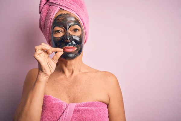 Μέση Ηλικία Μελαχρινή Γυναίκα Φορώντας Μάσκα Ομορφιάς Μαύρο Πρόσωπο Πάνω — Φωτογραφία Αρχείου