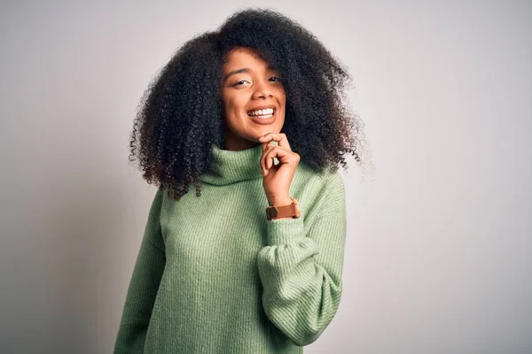 Junge Schöne Afrikanisch Amerikanische Frau Mit Afro Haaren Die Einen — Stockfoto