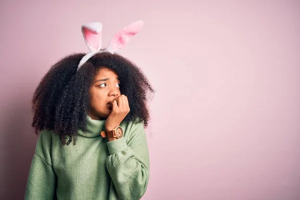 Молода Афроамериканська Жінка Волоссям Афроамериканського Кольору Одягнена Пасхальний Кролячий Костюм — стокове фото
