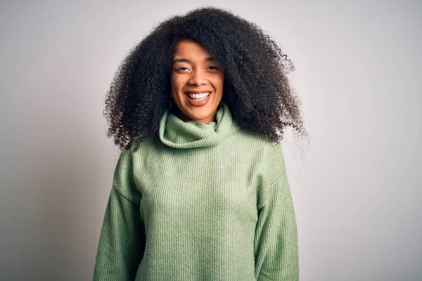 Ung Vacker Afrikansk Amerikansk Kvinna Med Afro Hår Bär Grön — Stockfoto