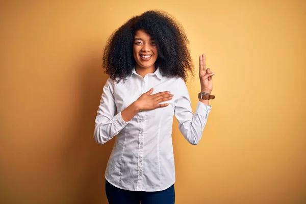 Νεαρή Όμορφη Αφρικάνα Αμερικανίδα Κομψή Γυναίκα Αφρο Μαλλιά Στέκεται Πάνω — Φωτογραφία Αρχείου