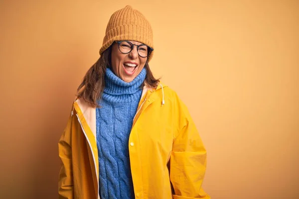 Mujer Mediana Edad Con Impermeable Amarillo Sombrero Invierno Sobre Fondo — Foto de Stock