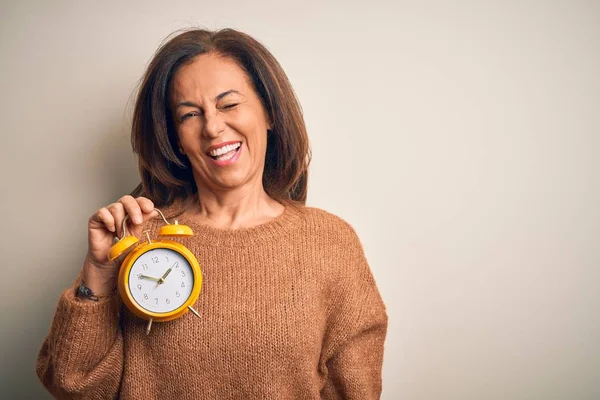 Mulher Meia Idade Morena Segurando Relógio Alarme Clásico Sobre Fundo — Fotografia de Stock