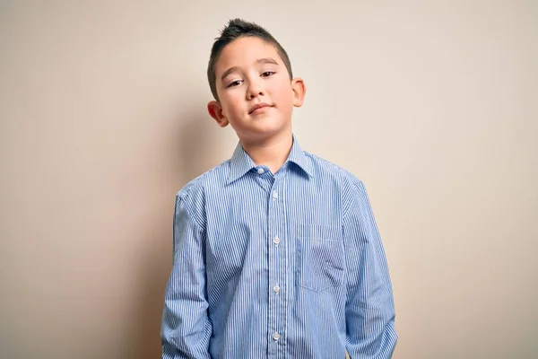 Νεαρό Μικρό Αγόρι Που Φοράει Κομψό Πουκάμισο Στέκεται Πάνω Από — Φωτογραφία Αρχείου
