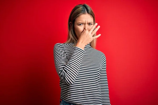 Junge Schöne Blonde Frau Lässig Gestreiftem Pullover Über Rotem Isoliertem — Stockfoto