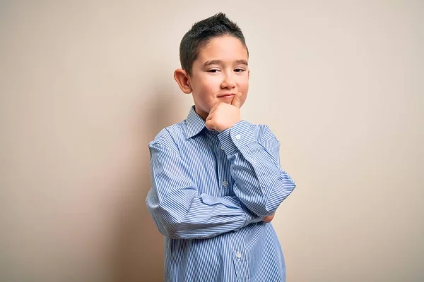 Niño Pequeño Con Una Camisa Elegante Pie Sobre Fondo Aislado — Foto de Stock