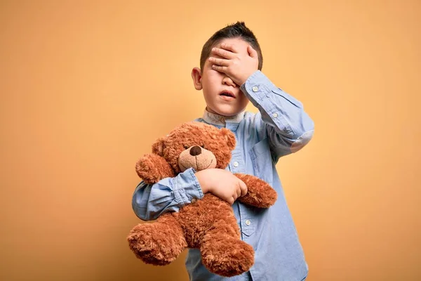 Young Little Boy Kid Hugging Teddy Bear Stuffed Animal Yellow — Stock Photo, Image