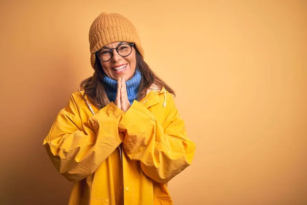 Middelbare Leeftijd Vrouw Dragen Gele Regenjas Winter Hoed Geïsoleerde Achtergrond — Stockfoto